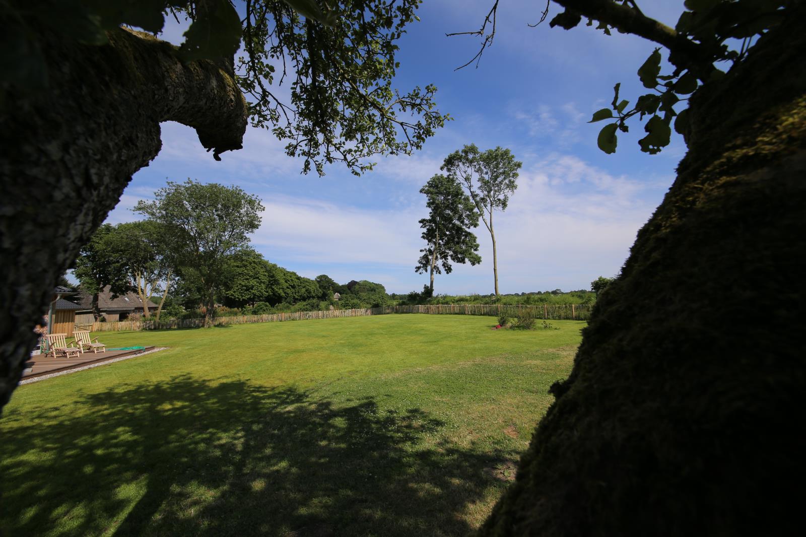 Großer eingezäunter Garten